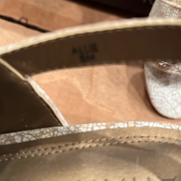 Tahari Allie Jeweled Stacked Heel Sandal in Bone Patterned Leather Sz 8 … - Picture 10 of 16